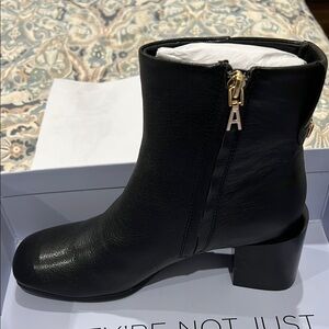 AERESOLE Elegant Black Leather Ankle Boots